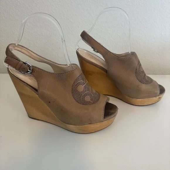 Coach Jade Tan Leather Perforated Logo Wooden Wedge Sandals Q1191 Size 7.5B - Picture 4 of 8